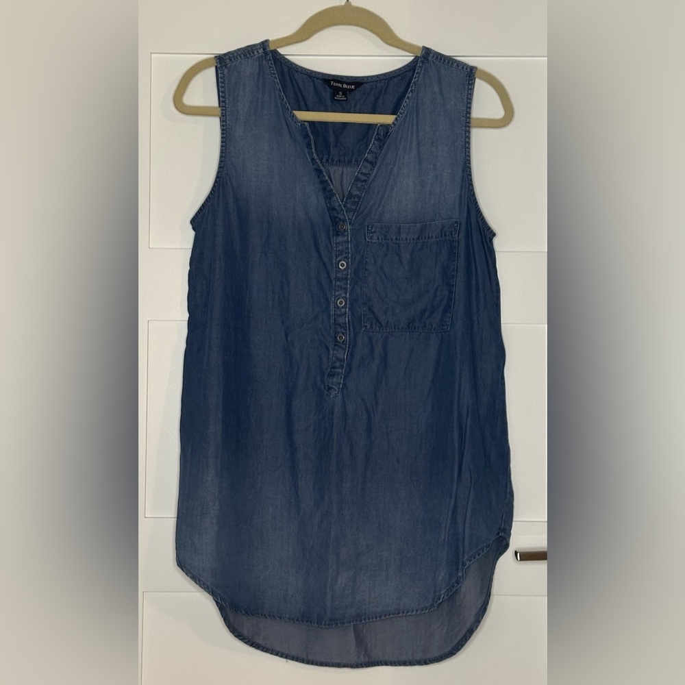 BUNDLE 4/$12💥
Denim colored tunic style shirt. Small